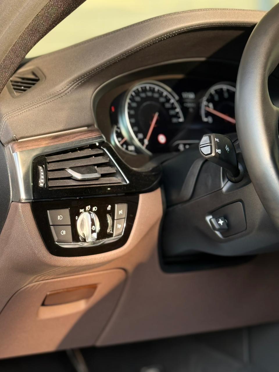BMW 5 Series (530i G30) — миниатюра 12
